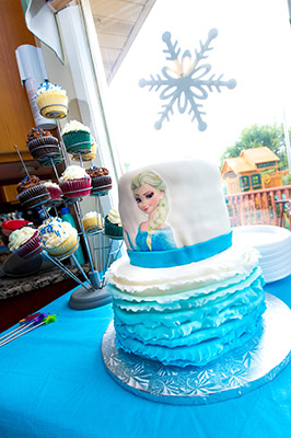 https://www.cremedelacakes.ca - Frozen - Elsa Cake