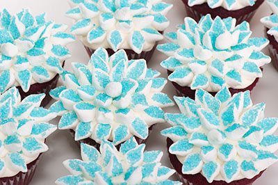 https://www.cremedelacakes.ca - Marshmallow Flowers