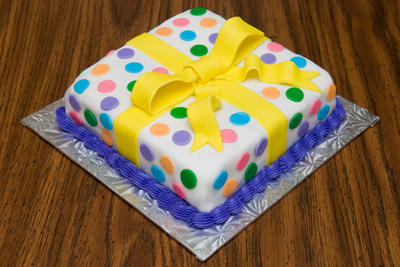 https://www.cremedelacakes.ca - Square Cake