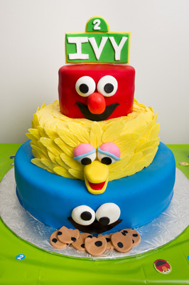 https://www.cremedelacakes.ca - Sesame Street Cake