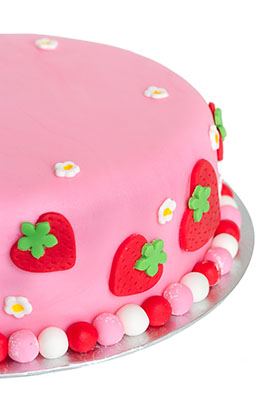 https://www.cremedelacakes.ca - Strawberry Cake