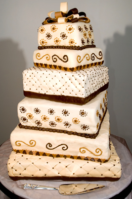 https://www.cremedelacakes.ca - 6-tier Wedding Cake